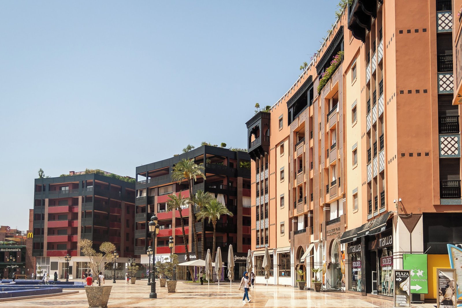 Architecture contemporaine et place urbaine à Guéliz, Marrakech — photographie fournie par S&M ID Cars